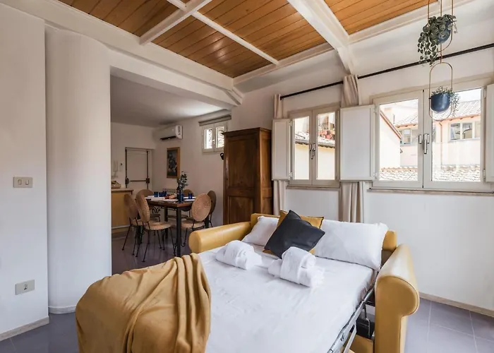 The Rent - Two-bedroom With Terrace Near Trevi Fountain